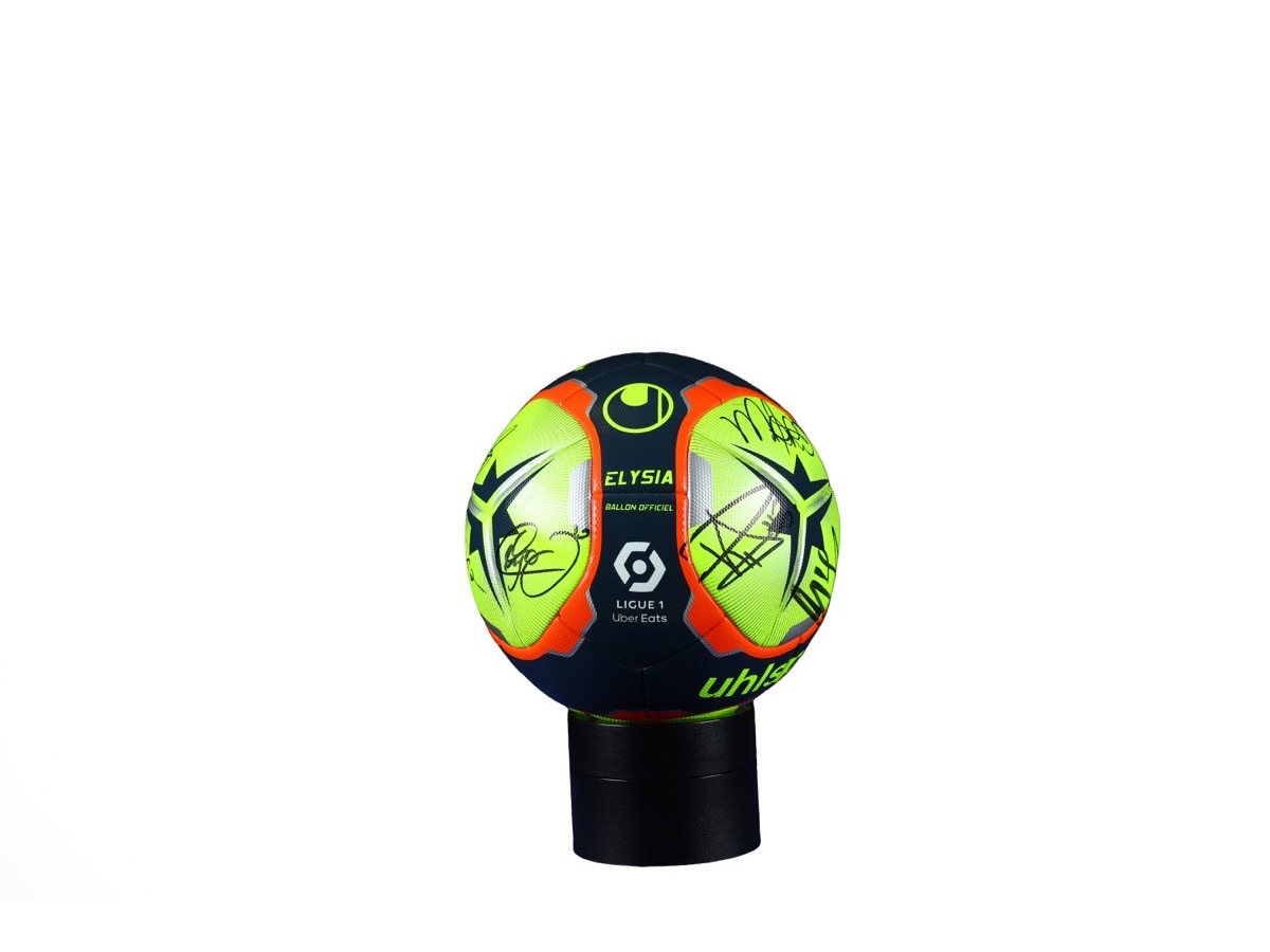 Ballon officiel de Ligue 1 2022-2023 dédicacé par les joueurs du PSG, sur fond blanc