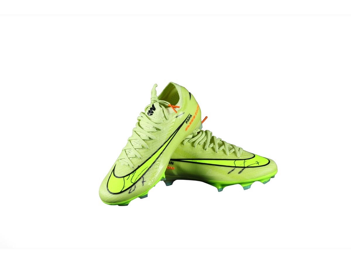 Crampons Nike dédicacés par Sakina Karchaoui, sur fond blanc