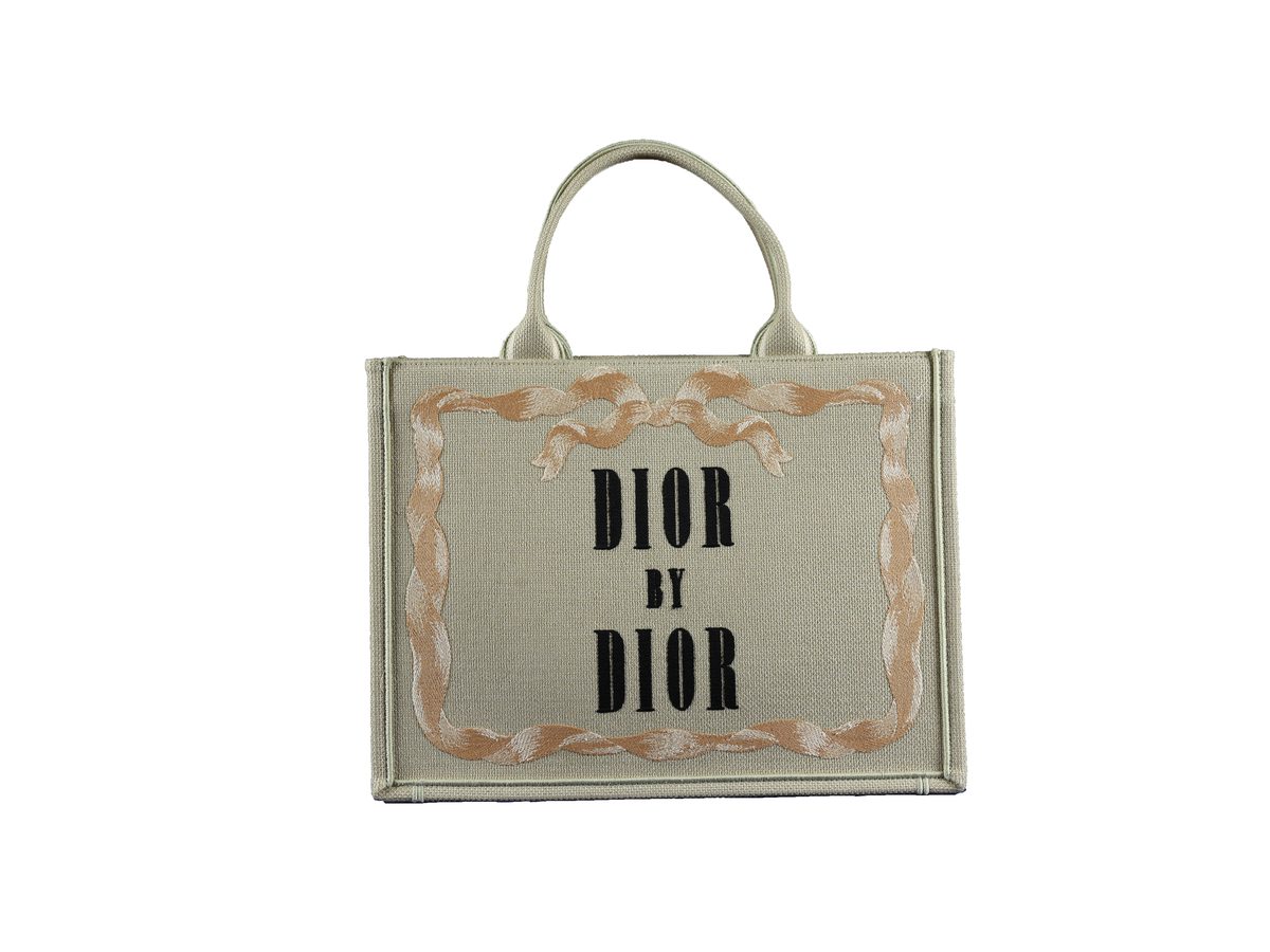 Sac Dior Book Tote Medium en toile beige écru, encadré d'un ruban brodé, sur fond blanc