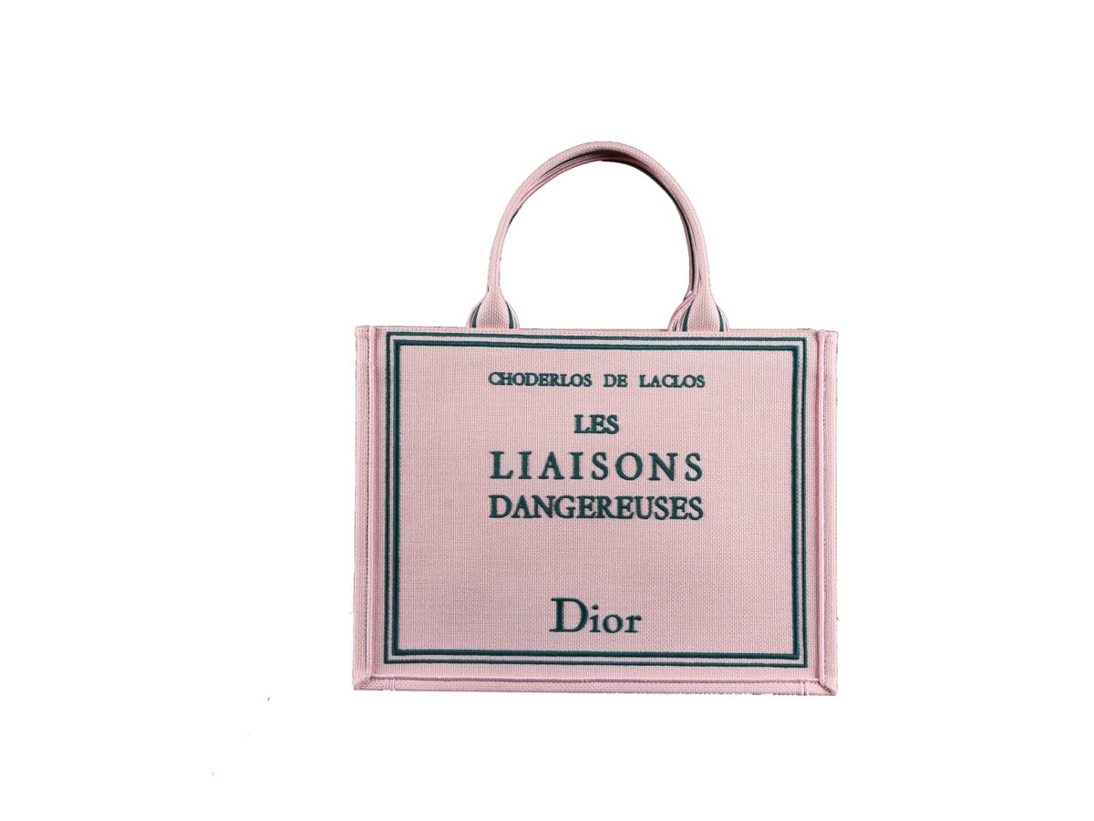 Sac Dior Book Tote Large, pièce de maroquinerie haut de gamme, sur fond blanc