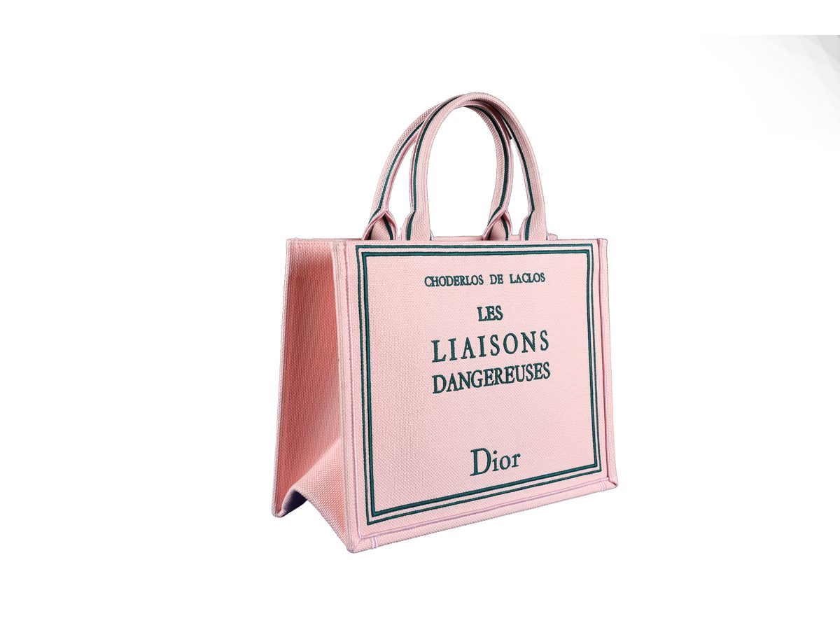 Sac Dior Book Tote Large vu de trois quarts, sur fond blanc