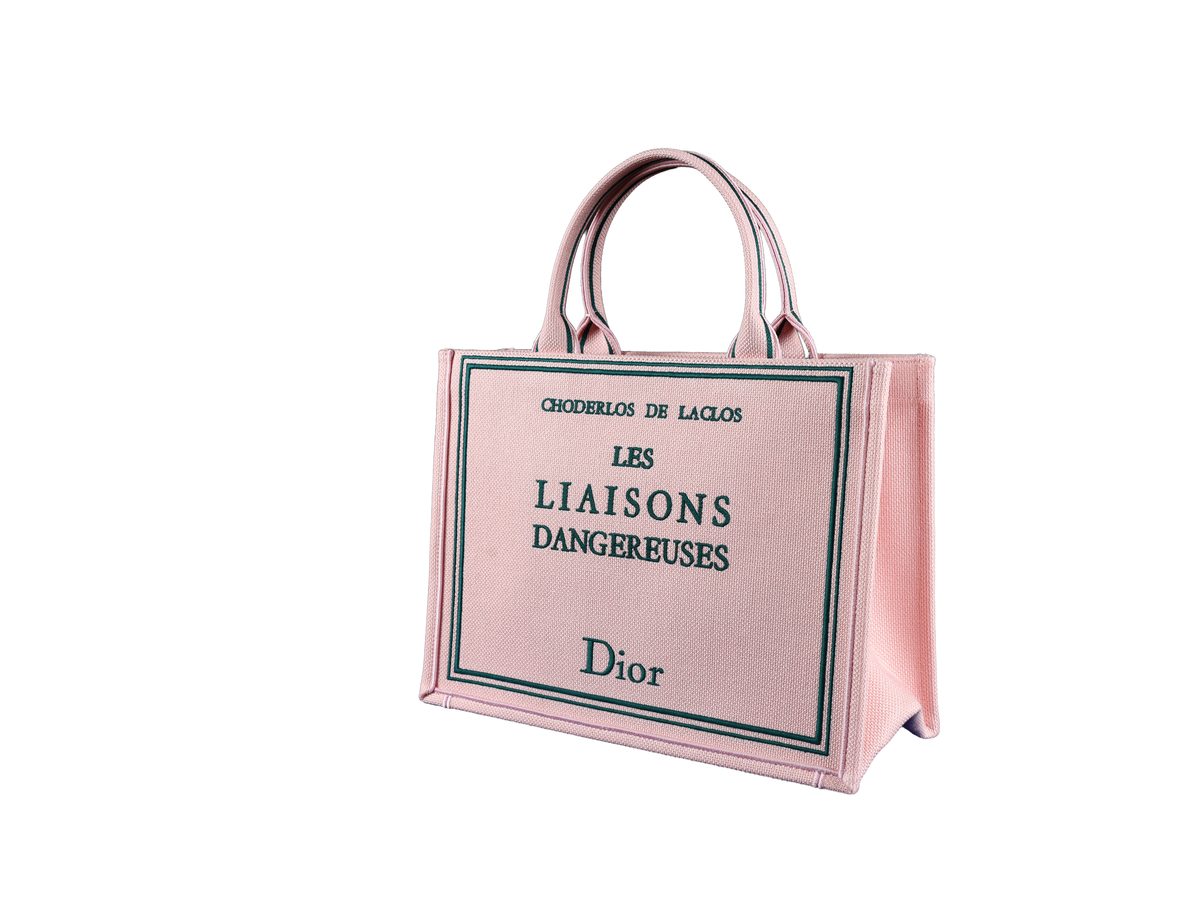 Sac Dior Book Tote Large vu de côté, sur fond blanc