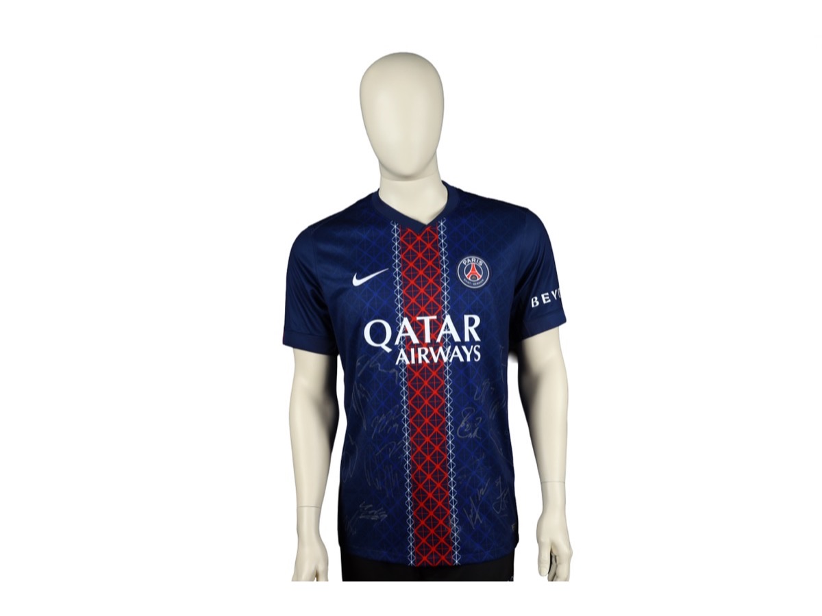 Maillot officiel Paris Saint-Germain dédicacé, présenté sur buste, sur fond blanc