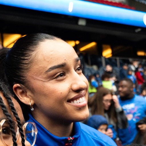 Portrait de Sakina Karchaoui, joueuse du PSG Féminines, souriante en survêtement bleu du club au Parc des Princes