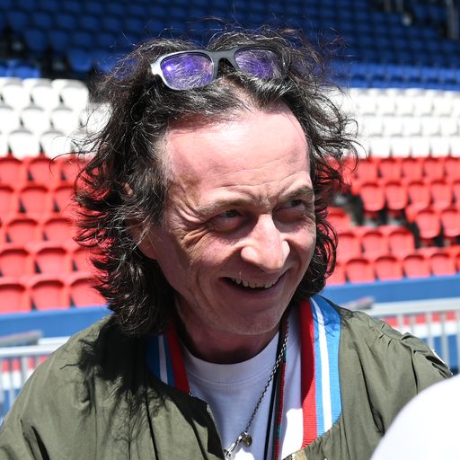 Portrait de Fabien Allègre, Vice-président de PSG for Communities, souriant dans les tribunes du Parc des Princes
